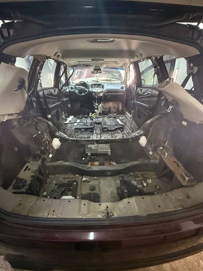 Infiniti: разобранный салон перед кузовным ремонтом