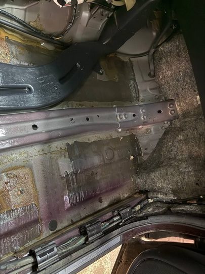 Infiniti: осмотр пола со стороны дверного проёма